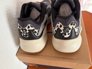 Zapatillas Fila negras y grises con estampado leop