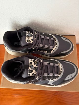 Zapatillas Fila negras y grises con estampado leop