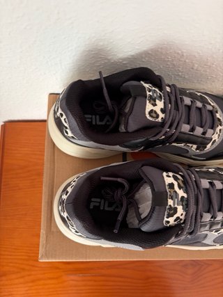 Zapatillas Fila negras y grises con estampado leop