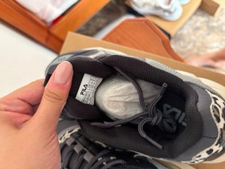 Zapatillas Fila negras y grises con estampado leop