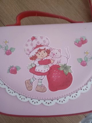 Bolso rosa con detalles rojos