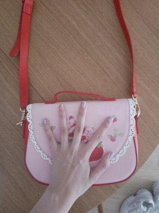 Bolso rosa con detalles rojos