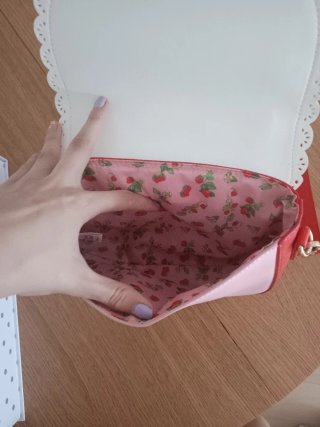Bolso rosa con detalles rojos