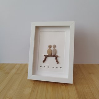 Cuadro artesanal pareja sentada | Pebble Art