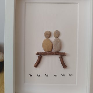 Cuadro artesanal pareja sentada | Pebble Art