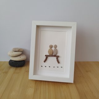 Cuadro artesanal pareja sentada | Pebble Art
