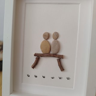 Cuadro artesanal pareja sentada | Pebble Art