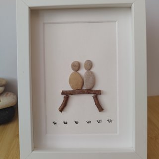 Cuadro artesanal pareja sentada | Pebble Art