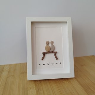 Cuadro artesanal pareja sentada | Pebble Art