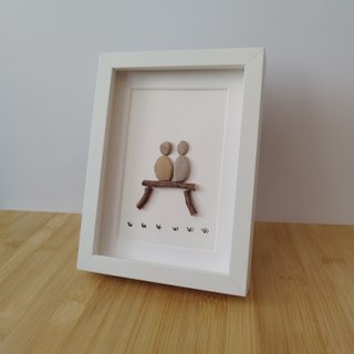 Cuadro artesanal pareja sentada | Pebble Art