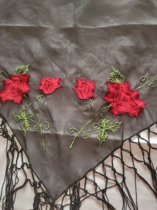 Chal negro con rosas rojas bordadas