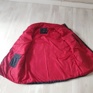 Chaleco acolchado negro con forro rojo