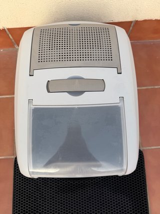 Arenero para gatos con puerta abatible