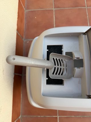 Arenero para gatos con puerta abatible