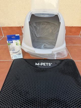 Arenero para gatos con puerta abatible