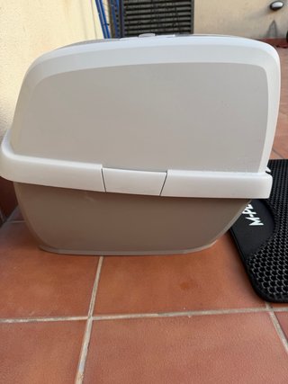 Arenero para gatos con puerta abatible