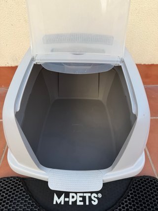 Arenero para gatos con puerta abatible
