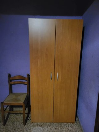 Armario de madera marrón