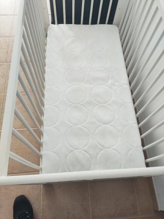 Cuna de bebé blanca