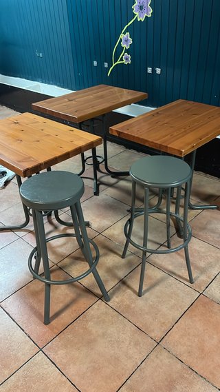 Mesas de bar de madera y metal
