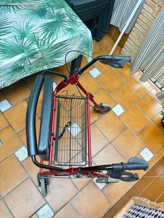 Andador ortopédico rojo con asiento