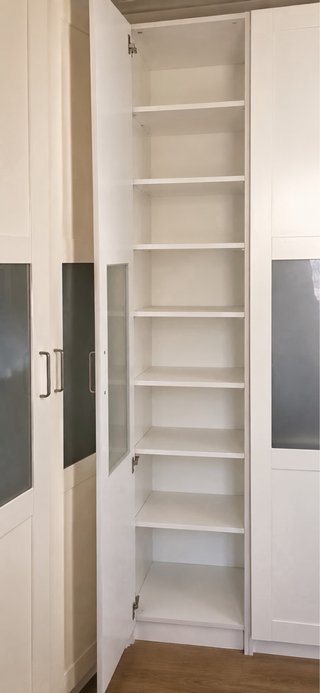 Armario modular blanco con puertas madera/cristal