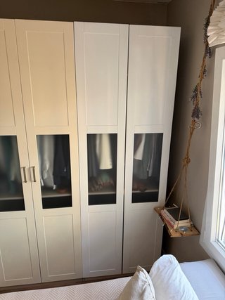 Armario modular blanco con puertas madera/cristal