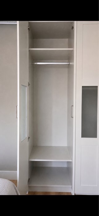 Armario modular blanco con puertas madera/cristal