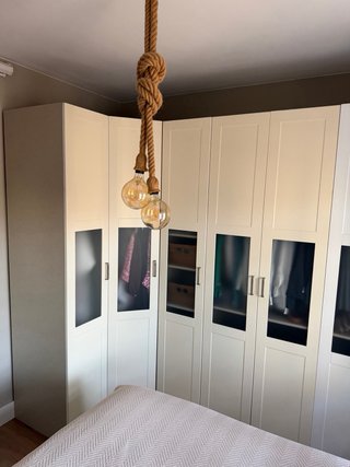 Armario modular blanco con puertas madera/cristal