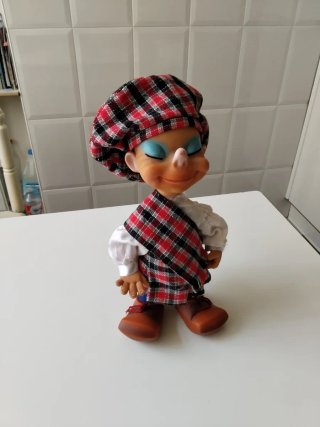 Antiguo Muñeco de goma vestido de Escocés o Irland