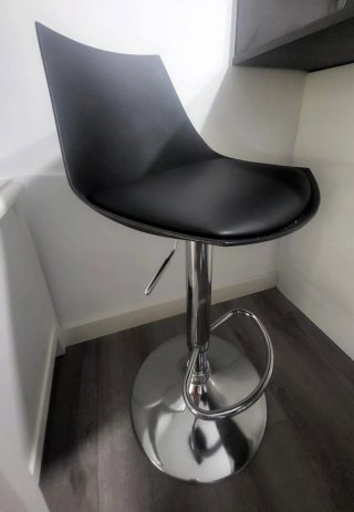 Se vende 4 taburetes de barra negro y plateado