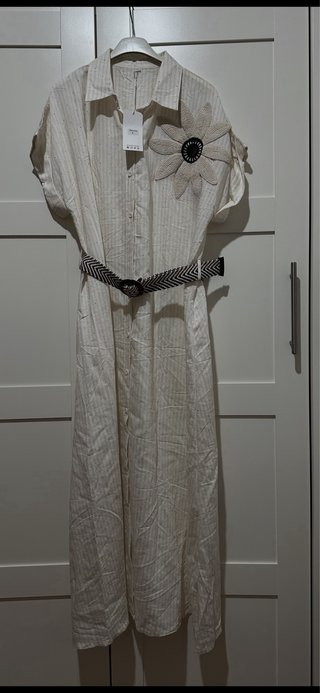 Vestido largo beige con cinturón