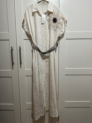 Vestido largo beige con cinturón
