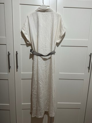 Vestido largo beige con cinturón