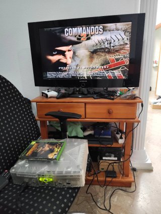 Xbox transparente con 2 mandos
