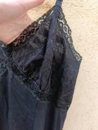 Vestido lencero negro con encaje