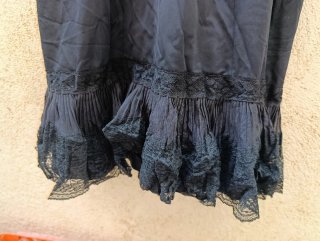 Vestido lencero negro con encaje