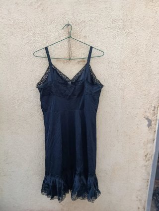 Vestido lencero negro con encaje