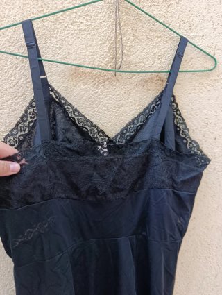 Vestido lencero negro con encaje