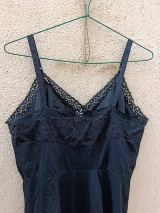 Vestido lencero negro con encaje