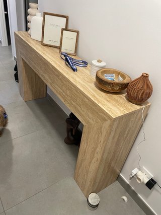 Mueble recibidor de piedra y madera