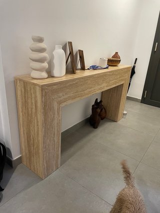 Mueble recibidor de piedra y madera