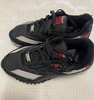 Zapatillas Mujer Puma Negras y Rojas