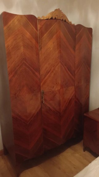 Armario de madera con diseño Chevron