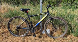 Bicicleta de montaña negra y amarilla