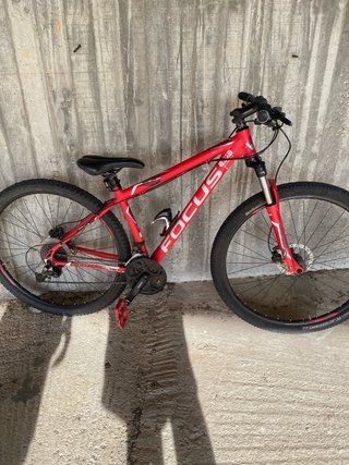 Bicicleta de montaña Focus roja
