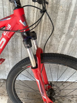 Bicicleta de montaña Focus roja