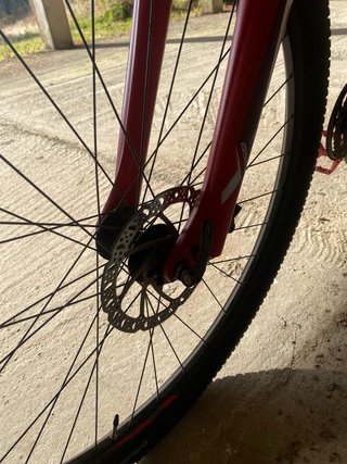 Bicicleta de montaña Focus roja