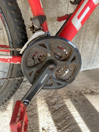 Bicicleta de montaña Focus roja