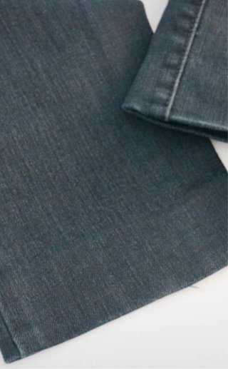 jeans blu elasticizzati con decoro sulla tasca